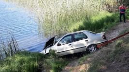 FOTOĞRAF ÇEKMEK İÇİN İNDİ, ARACI GÖLE DÜŞTÜ