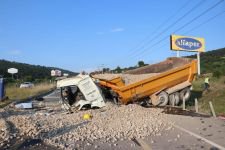 FRENİ PATLAYAN KAMYON DEHŞET SAÇTI