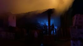 GECE SAATLERİNDE GÖKYÜZÜNÜ DUMANLAR SARDI... BOLU'DA KORKUTAN YANGIN...