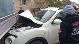 KAZA YAPTI KENDİNİ ARACA KİLİTLEDİ....