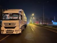 KIRMIZI IŞIKTA GEÇEN TIR OTOMOBİLİ TERS DÖNDÜRDÜ