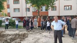 MAHALLE HALKI AYAKLANDI