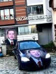MASKELİ KİŞİLER ERDOĞAN'IN POSTERİNİ ÇALDILAR