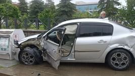 MİNİBÜSLE OTOMOBİL ÇARPIŞTI: 1 YARALI