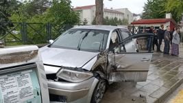 MİNİBÜSLE OTOMOBİL ÇARPIŞTI: 1 YARALI