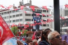 MİTİNG ALANINDA DİKKAT ÇEKEN FOTOĞRAF