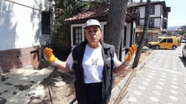 NERİMAN ABLA SOKAKLARI TEMİZLEYEREK EKMEĞİNİ KAZANIYOR