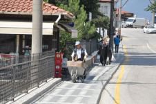 NERİMAN ABLA SOKAKLARI TEMİZLEYEREK EKMEĞİNİ KAZANIYOR