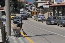 NERİMAN ABLA SOKAKLARI TEMİZLEYEREK EKMEĞİNİ KAZANIYOR