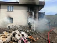 2 KATLI EV ALEVLER İÇERİSİNDE KALDI...