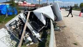 OTOMOBİL BARİYERE OK GİBİ SAPLANDI
