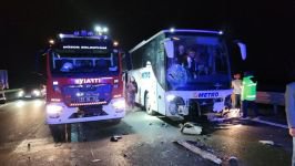 OTOYOLDA 4 ARAÇ ÇARPIŞTI: 2 ÖLÜ, 7 YARALI