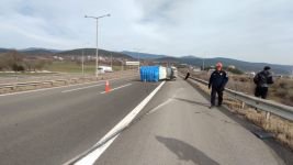 OTOYOLDA KAMYONET YAN YATTI