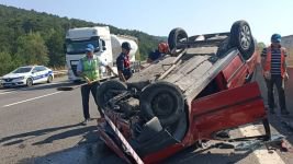 OTOYOLDA TEPETAKLAK OLDU... 2 YARALI