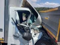 OTOYOLUN BOLU GEÇİŞİNDE KAMYONET, TIRIN DORSESİNE OK GİBİ SAPLANDI: 1 YARALI