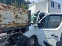 OTOYOLUN BOLU GEÇİŞİNDE KAMYONET, TIRIN DORSESİNE OK GİBİ SAPLANDI: 1 YARALI