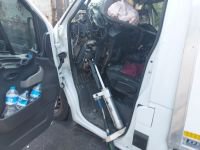 OTOYOLUN BOLU GEÇİŞİNDE KAMYONET, TIRIN DORSESİNE OK GİBİ SAPLANDI: 1 YARALI
