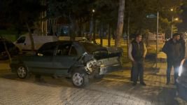 PARK HALİNDEKİ OTOMOBİLE ÇARPTI, OLAY YERİNDEN KAÇMAYA ÇALIŞTI