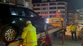 PARK HALİNDEKİ OTOMOBİLE ÇARPTI, OLAY YERİNDEN KAÇMAYA ÇALIŞTI