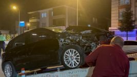 PARK HALİNDEKİ OTOMOBİLE ÇARPTI, OLAY YERİNDEN KAÇMAYA ÇALIŞTI