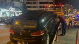 PARK HALİNDEKİ OTOMOBİLE ÇARPTI, OLAY YERİNDEN KAÇMAYA ÇALIŞTI