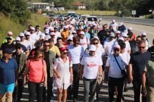 TANJU ÖZCAN'IN YÜRÜMEKTEN TOPUĞU ŞİŞTİ...