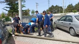 TELEFON DİREĞİ KÖKÜNDEN DEVRİLDİ: 1 YARALI