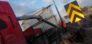 TRAFİK DİREĞİNİ DEVİRDİ