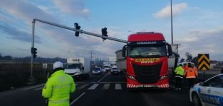 TRAFİK DİREĞİNİ DEVİRDİ