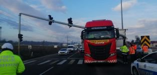 TRAFİK DİREĞİNİ DEVİRDİ