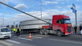 TRAFİK DİREĞİNİ DEVİRDİ