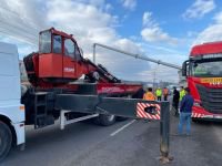 TRAFİK DİREĞİNİ DEVİRDİ