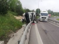 VİRAJI ALAMAYAN TIR, YAN YATTI