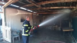 YANGINDA KÖYLÜLER SEFERBER OLDU, 3 KİŞİ EVDEN KURTARILDI