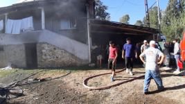 YANGINDA KÖYLÜLER SEFERBER OLDU, 3 KİŞİ EVDEN KURTARILDI