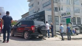 YÜREKLERİN AĞZA GELDİĞİ KAZA... GERİ MANEVRA YAPAN CİPİN ALTINDA KALDI...