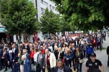 YÜZLERCE KİŞİ İZZET BAYSAL İÇİN YÜRÜDÜ