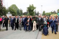 YÜZLERCE KİŞİ İZZET BAYSAL İÇİN YÜRÜDÜ