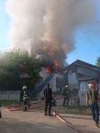 2 KATLI EVİN ÜST KATI ALEV ALEV  YANDI