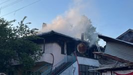 2 KATLI EVİN ÜST KATI ALEV ALEV  YANDI