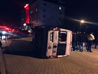 AKILLARA DURGUNLUK VEREN KAZA... OTOMOBİLLE ÇARPIŞTI DEVRİLDİ... 2 YARALI