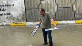 ALT GEÇİTLER GÖLE DÖNDÜ: SUYUN İÇİNDE DAKİKALARCA PLAKASINI ARADI