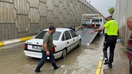 ALT GEÇİTLER GÖLE DÖNDÜ: SUYUN İÇİNDE DAKİKALARCA PLAKASINI ARADI
