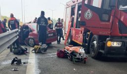 BARİYERLERE ÇARPAN OTOMOBİL HURDAYA DÖNDÜ: 1 YARALI