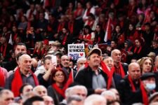 BİNLERCE KİŞİ SALONA AKIN ETTİ... TANJU ÖZCAN’IN MORALİ TAVAN... SALON MİTİNG ALANINA DÖNDÜ