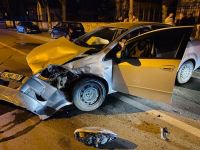 BOLU'DA ANA YOLA KONTROLSÜZ ÇIKAN OTOMOBİL, CİPLE ÇARPIŞTI: 1 YARALI