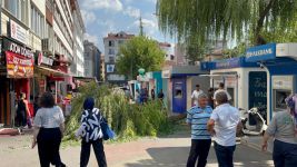 BOLU'DA BANKAMATİKLER SOKAĞINA AĞAÇ DEVRİLDİ... FACİADAN DÖNÜLDÜ... 1 YARALI