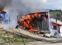 BOLU'DA BÜYÜK YANGIN... 3 EV KÜLE DÖNDÜ...