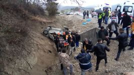 BOLU'DA CAN PAZARI... OTOMOBİL TEPETAKLAK OLDU...2'Sİ AĞIR 3 YARALI