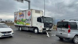 BOLU'DA KAMYONUN ÇARPTIĞI OTOMOBİL KAĞIT GİBİ EZİLDİ… 1 ÖLÜ 2 YARALI